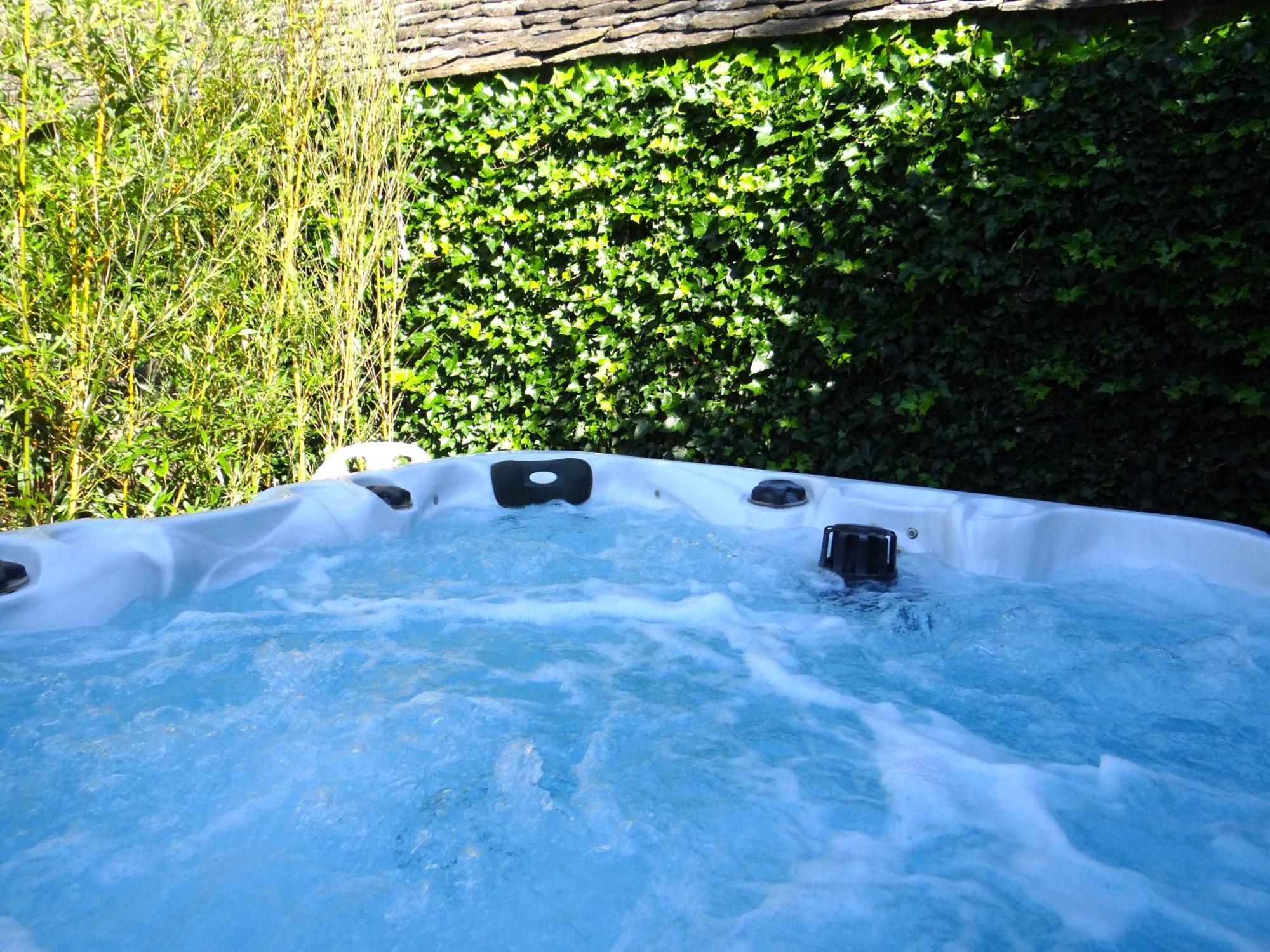 La Maison De Gilbert Jacuzzi Piscine Chauffee Selon Saison Chaudes-Aigues Exterior photo